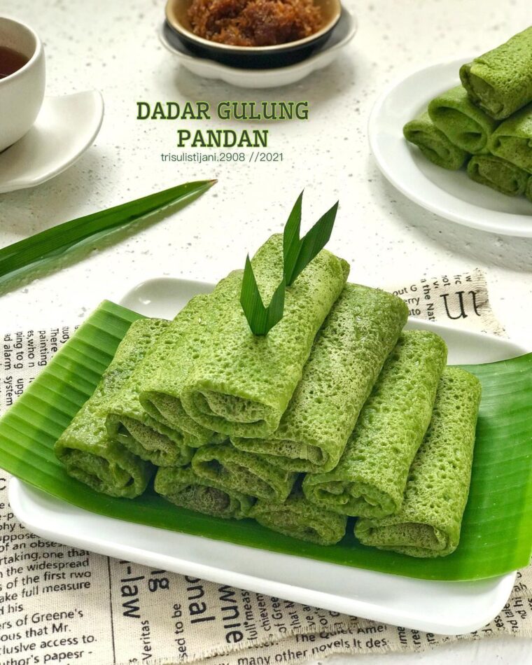 Dadar Gulung Pandan (Thin Pandan Pancake Rolls Stuffed With Sweet Grated Coconut)