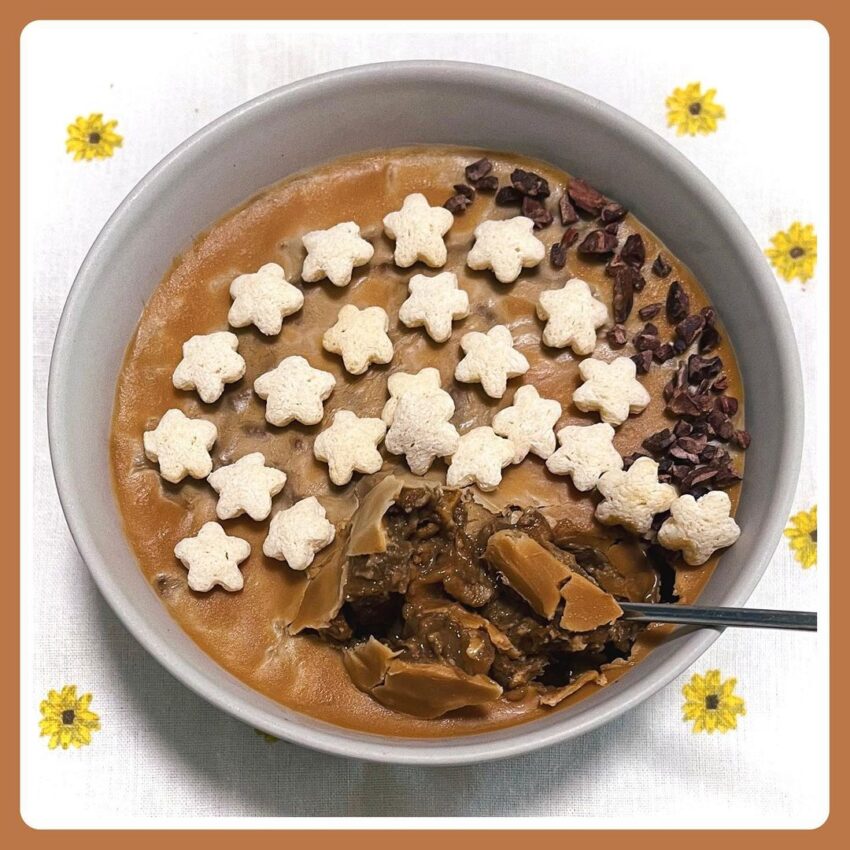 Earl Grey  Appels & Pear Overnight Oats W/ Biscoff Shell