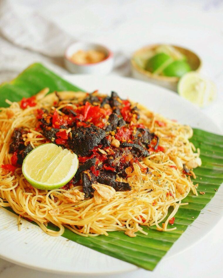 Crispy Beef Jerky Balado Pasta (Dendeng Balado Pasta)