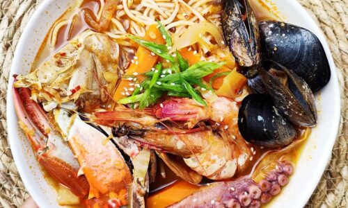 Jjamppong (Korean Spicy Seafood Noodle Soup)