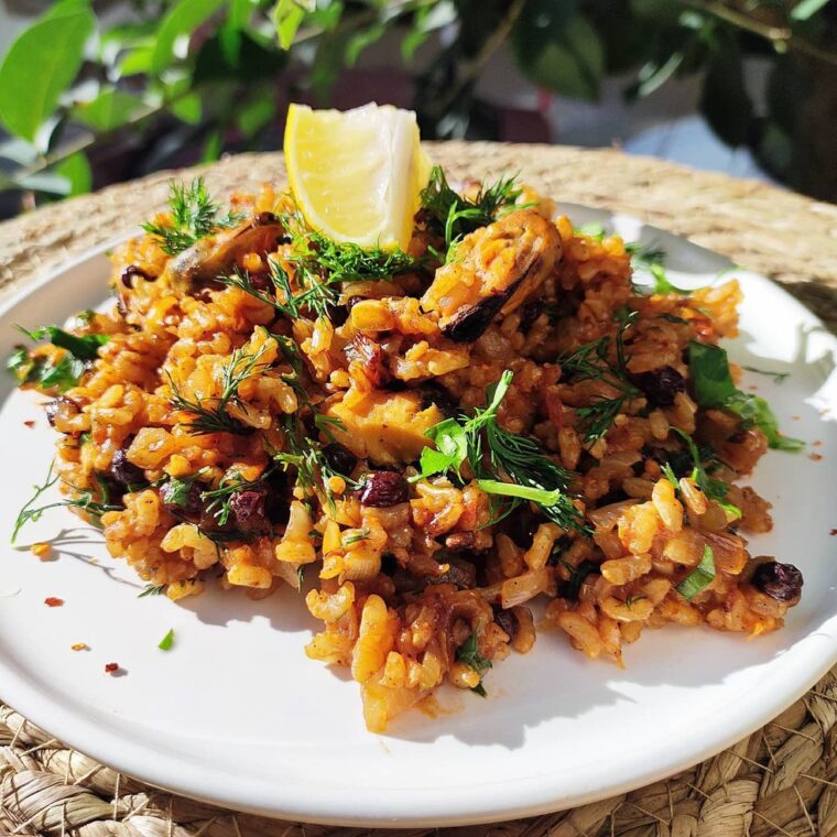 Midye Pilavı (Turkish Pilaf With Mussels)