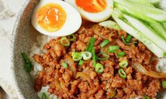 Onion Minced Meat Rice Bowl