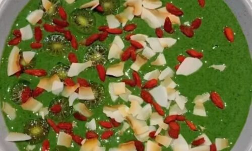Refreshing Green Smoothie Bowl