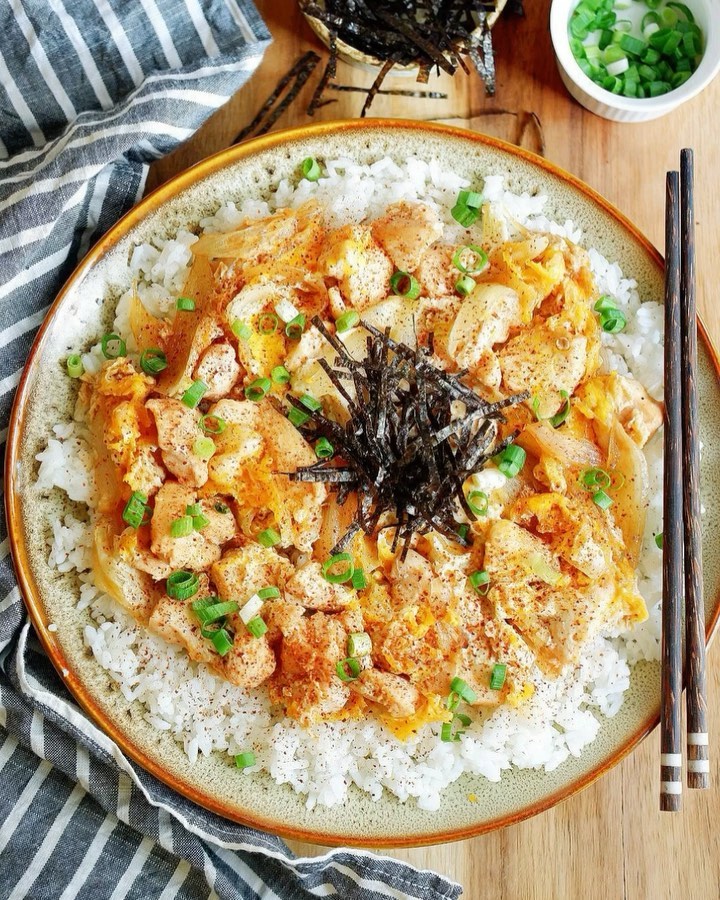 Oyakodon (Japanese Chicken And Egg Bowl)