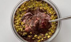 Raspberry Pistachio Overnight Oats