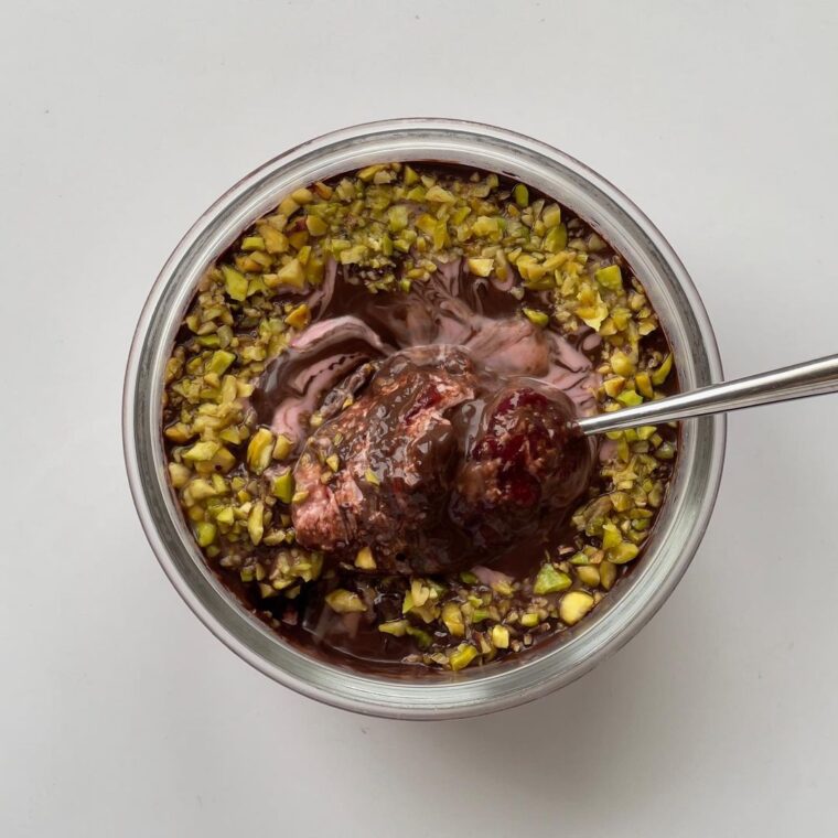 Raspberry Pistachio Overnight Oats