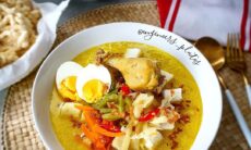 Lontong Sayur (Vegetables Curry With Indonesian Rice Cakes)