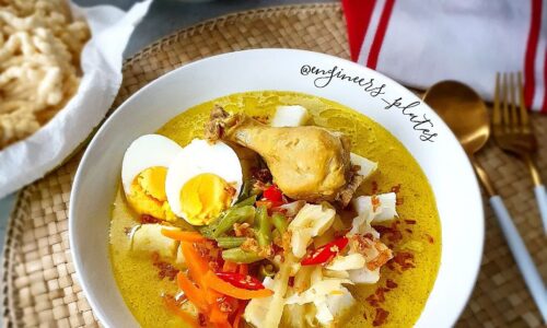 Lontong Sayur (Vegetables Curry With Indonesian Rice Cakes)