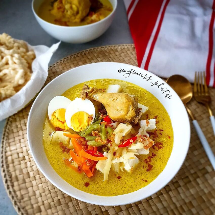 Lontong Sayur (Vegetables Curry With Indonesian Rice Cakes)