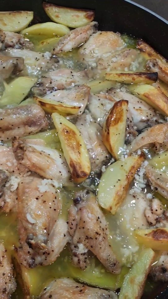 Lemony Garlicky Mid Wings With Potatos And Veggie Rice