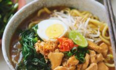 Mie Kangkung / Water Spinach Chicken Noodle Soup