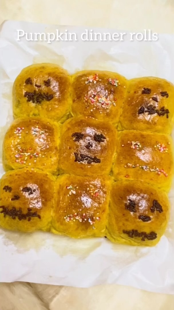 Pumpkin Dinner Rolls