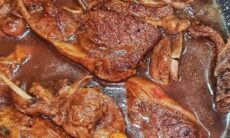 Lamb Chops With Gravy Sauce