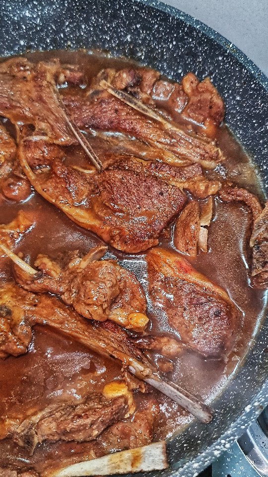 Lamb Chops With Gravy Sauce