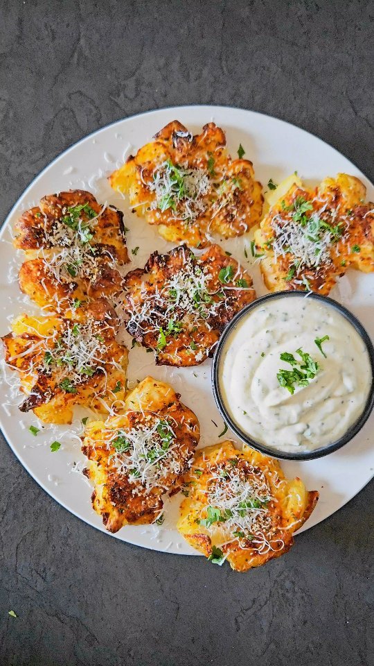 Crispy Baked Parmesan Potatoes With Garlic Dip