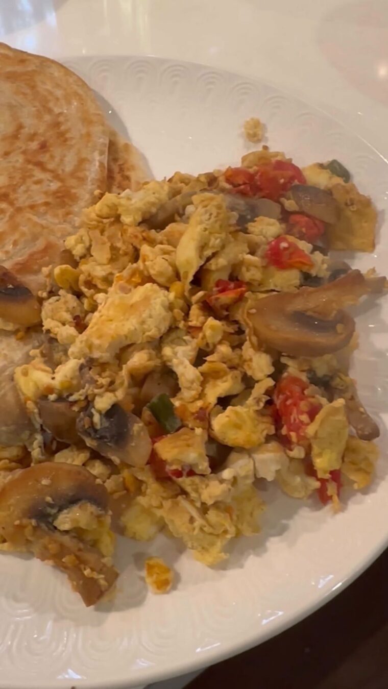 Spicy Mushroom And Tomato Scrambled Eggs