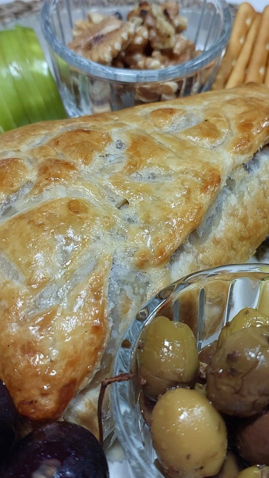 Brie En Croûte (Baked Brie In Puff Pastry)