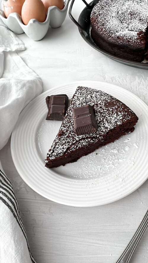 Flourless chocolate cake rich