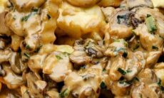 Hot Chips With Mushroom Sauce