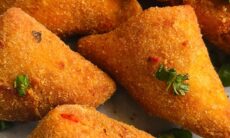 Bread Triangles Pockets With Creamy Butter Chicken Filling