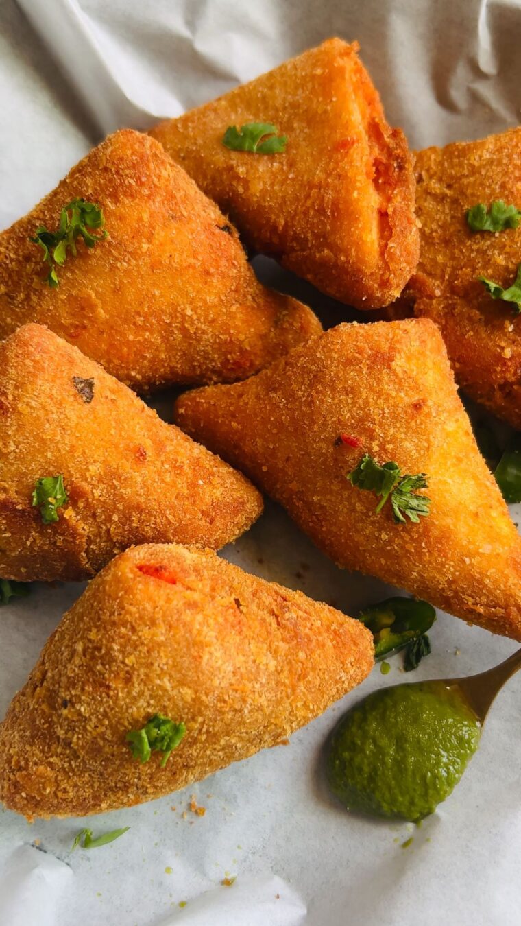 Bread Triangles Pockets With Creamy Butter Chicken Filling
